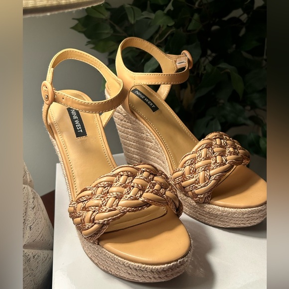 Nine West Hosana 3 Tan Wedge Sandal Size 9 - Picture 4 of 10